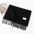 Morbida sciarpa nera effetto cashmere con nappe e discreta etichetta in tessuto - Senza Etichetta / Nero