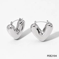 Dettaglio di orecchini a cerchio a cuore in argento lucido con design 3D e chiusura sicura - Argento (PDE2104)