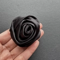 Détail de la broche rose en satin noir faite à la main avec pétales 3D multicouches - Petit 4.5CM / Noir