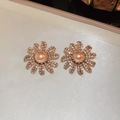 Detailaufnahme von Gold-Ohrringen mit rosa Perlenmitte und bernsteinfarbenen Kristallen - 925 Sterling Silber Earring Post Gänseblümchen-Perlenohrringe (HE18570) / Champagner