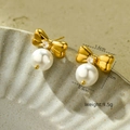 Vista detallada de pendientes de lazo dorado con perlas, medidas 1,6 cm por 2,0 cm - Pendientes de Botón de Perlas y Diamantes de Imitación con Lazo