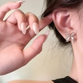 Pendientes de mariposa en plata con cristales brillantes mostrados en la oreja - Estilo de Circón con Mariposa Vívida Plateado (MY31863)