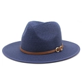 Detail eines navy gewebten Strohhuts mit braunem Lederband und goldener Schnalle - M (56-58cm) / Marineblau