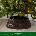 Dettaglio del copribase per albero di Natale in vimini marrone con trama intrecciata - Grande / Marrone
