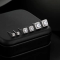 Dettaglio di sei paia di orecchini a lobo quadrati halo con pietre centrali rotonde - Argento (Set di 3 Paia)