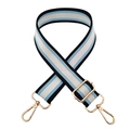 Dettaglio della tracolla regolabile a righe nere, bianche e blu con fibbie metalliche oro - Nero Blu + Fibbia Dorata