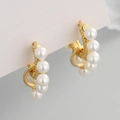 Eleganti orecchini a cerchio dorati con perle bianche e una trama metallica lucida - Argento S925/Perla / Oro 18K