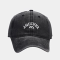Detailaufnahme der weißen 3D AQUIVER Stickerei auf der gewaschenen Vintage Baseballkappe - Schwarz