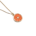 Vergoldete Halskette mit einem farbenfrohen Emaille-Anhänger in Orangenform - Orangenscheibe / Orange