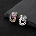 In elkaar grijpende zilveren oorknopjes met kleurrijke zirkonia in een modern ontwerp - 925 zilver / Zilver