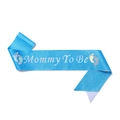 Detailsicht der blauen Glitzerschärpe Mommy To Be mit holografischer Silberschrift - Blau Regenbogen Mommy To Be Schärpe
