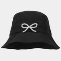 Dettaglio cappello da sole nero con fiocco di perle bianche e trama del tessuto curata - Nero