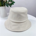 Detalle de sombrero tipo pescador en ecocuero blanco crema con textura suave y copa plana - Ajustable M (56-58cm) / Beige