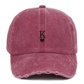 Detailaufnahme der gewaschenen roten Baseballkappe mit Herz-K-Stickerei und Used-Effekt - Verstellbar / Gewaschenes Weinrot King