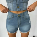 Primer plano de pantalones cortos de mezclilla azul claro con cintura alta y flecos - S / Azul claro