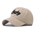 Dettaglio del ricamo Lucky su un cappellino da baseball in cotone beige per uomo e donna - Beige