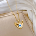 Makroansicht der vergoldeten Herz-Flügel-Kette mit blauem Auge und weißem Zirkonia-Besatz - Gold (D318 Edelstahlkette Kupfer Mikro-eingelegter Anhänger)