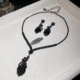 Parure bijoux vintage deux pièces avec pendentifs cœur et fleurs en strass sombres - Noir (Parure Collier & Boucles d'Oreilles)