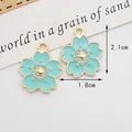 Pendentifs fleurs de cerisier bleu ciel en alliage doré avec détails en émail - 1.8CM×2.1CM / Bleu Lac