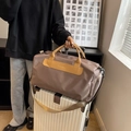 Bolsa de deporte de nailon marrón con asas de cuero amarillo sobre una maleta blanca - Color Caqui // El Comerciante Ofrece Grandes Descuentos