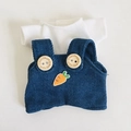 Weißen T-Shirt und blaue Denim-Latzhose mit Karottenstickerei für 17cm Plüschpuppe - Weißes T-Shirt & Karotten-Latzhose Set / Passend für 17cm Puppen