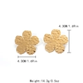 Pendientes de hoja de ginkgo dorados con textura de martillo y medida 4.3CM - Estilo de Flor Martillada de Cinco Pétalos (TL-E1353-02)