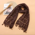 Dettaglio di sciarpa in pizzo all'uncinetto marrone scuro con motivi floreali e nappe - Stile 3023 all'uncinetto con nappe / caffè