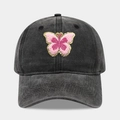 Détail de la broderie papillon rose avec paillettes dorées sur casquette en denim délavé - Réglable / Noir