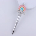 Detail eines silbernen Perlenstifts mit Regenbogen, Wolken-Silikonanhänger und Strass - Grau
