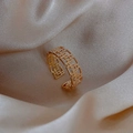 Anello geometrico traforato dorato regolabile con finitura opaca su seta champagne - 8# Anello Aperto Traforato a Griglia / Oro