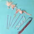 Set de 6 varitas de juguete rosa para gatos con ventosa, plumas, cascabeles y cintas - Juego de 6 Varitas para Gato Rosa