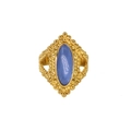 Detailansicht eines Vintage-Goldrings mit blauem Edelstein und Perlenverzierung - Einheitsgröße / Gold-Königsblau