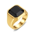 Anillo de sello dorado para hombre con gema negra cuadrada sobre un fondo blanco puro - US 7 / Oro + Piedra Negra