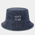 Dettaglio del ricamo God's Plan su un cappello a secchiello lavato in stile vintage - Taglia unica / Blu navy