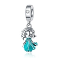 Detaillierte Nahaufnahme eines silbernen Mädchen-Charms in blaugrünem Emaille für DIY-Armbänder - Cartoon Mädchen Stil / Cyanblau