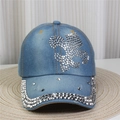 Détail de casquette en jean avec motif floral en strass scintillants et rivets argentés - No.39-Strass Délavé-Bleu