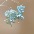 Dettaglio di orecchini a fiore in tessuto azzurro con metallo dorato e cristallo - Orecchini lunghi con nappe a petali di chiffon (28#) / Azzurro