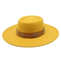 Détail d'un chapeau en laine jaune avec bandeau en cuir marron et rivets métalliques déco - Adulte 57-59cm / Jaune