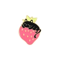 Lindo pin de esmalte de gato negro durmiendo en fresa rosa con bordes dorados - Xz3630