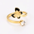 Detalle macro de anillo de mariposa dorado con acabado en esmalte y circonita brillante - US 6 / Dorado