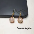Détail de boucles d'oreilles faites main en agate fleur de cerisier et or rempli 14K - Paire d'Agate Fleur de Cerisier
