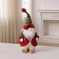 Dettaglio dello gnomo di Natale con cappello in maglia e pelliccia sintetica al camino - Babbo Natale
