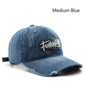 Berretto da baseball in denim lavato blu medio con ricamo vintage e strappi - Blu Medio & Bianco