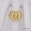 Dettaglio macro di un anello religioso da 18mm con rilievo dorato e croci laterali - Stile Gesù Strass Ovale (C)