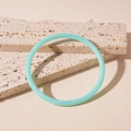 Détail du bracelet en acrylique vert menthe avec marbrures sur pierre blanche - Bleu