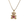 Collier avec pendentif ours doré serti de zircons et pierre cœur rouge sur fond blanc - Ours avec gemme coeur rouge sur le ventre