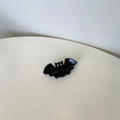 Primer plano de una pinza para el pelo de murciélago en acrílico negro con purpurina - Pequeño Murciélago (Individual)