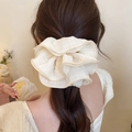 Détail d'un grand chouchou crème avec motif à carreaux sur une coiffure en queue de cheval - 25# Crème Plissé Surdimensionné (HH3984)