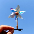 Pince à cheveux moulin à vent laser avec six pales pailletées sur fond de ciel bleu clair - 6 Feuilles Multicolore/Argent