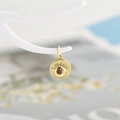 Goldener Evil Eye Anhänger mit rotem Zirkonia und graviertem Sonnenstrahlmotiv - Roter Zirkonia